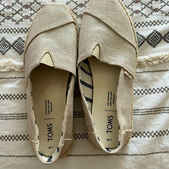 TOMS Slip Ons - Picture 1 of 2